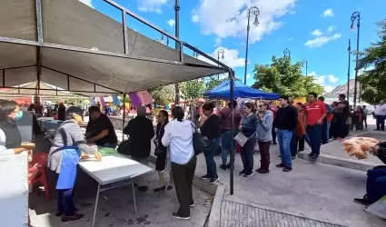 Clientes realizan largas filas para comprar tamales elaborados por el Grupo de C