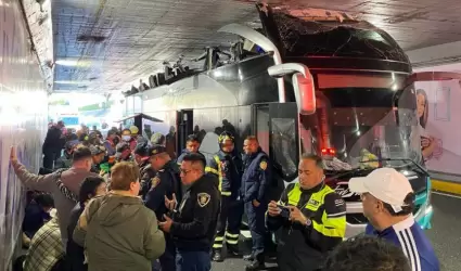 Autobs de doble piso se ator en el bajo puente de Viaducto y su cruce con Insu