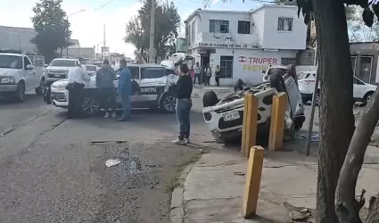 Choque-volcamiento en la colonia Olivares