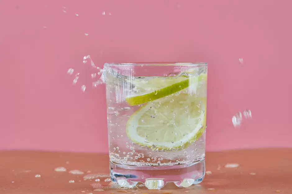 vaso-limonada-refrescante-fria-sobre-superficie-rosa