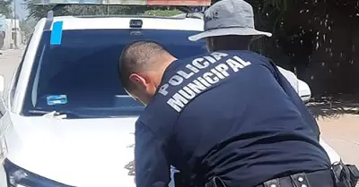 Detienen a sujeto que traa auto equipado como patrulla