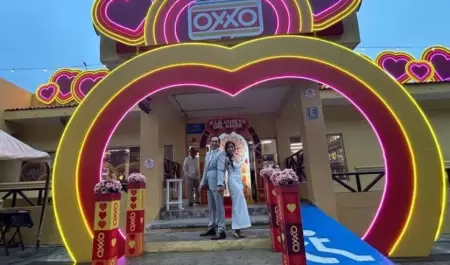 Pareja se casa en el "Oxxo más bonito de México"