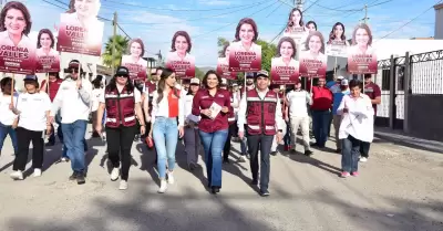 Lorenia Valles y Heriberto Aguilar, realizaron un recorrido por la colonia Puebl
