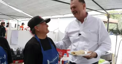 Ernesto Gndara visita la muestra gastronmica de San Pedro