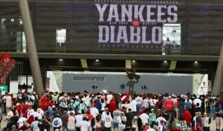 Aficionados de Diablos Rojos del Mxico y de los Yankees de Nueva York se dan ci