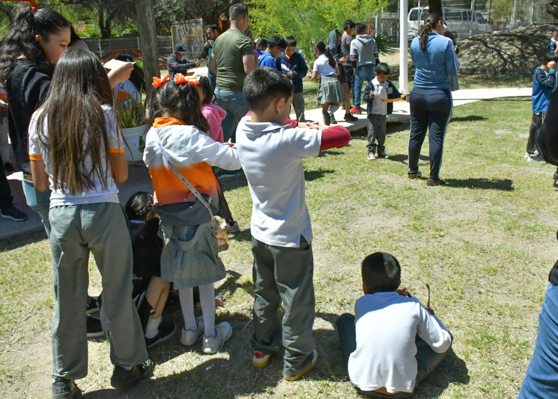 Observan Eclipse Solar 2024 en el Centro Hábitat Café Combate