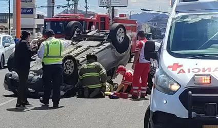 Choque-volcamiento en el bulevar Morelos