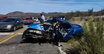 Choque frontal en carretera a Ures