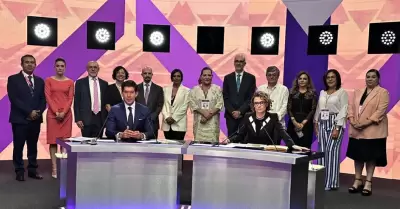 Consejeras y Consejeros del INE con los moderadores del debate