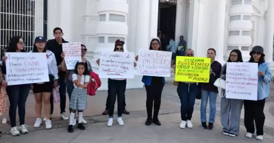 Manifestacin de maestros y padres de familia de la escuela primaria Pascual Pr