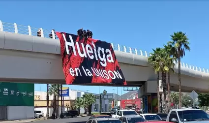 Agremiados al Staus colocan manta en puente