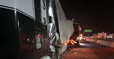 Accidente entre autobs y triler, en Veracruz
