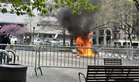 Hombre se prende fuego frente al tribunal de Manhattan donde se lleva a cabo el 