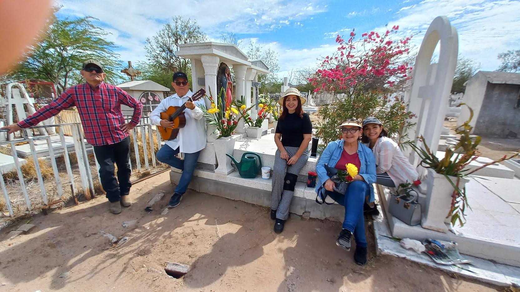 En familia, acuden al Panten Yez este Da de las Madres