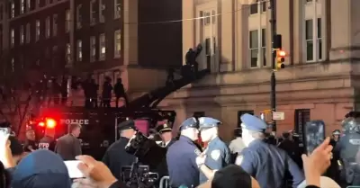 Irrumpe polica antidisturbios de Nueva York en Universidad de Columbia para des