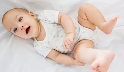 Beb� usando mameluco