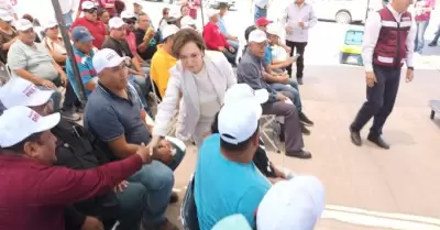 Mara Dolores del Ro se rene con taxistas y choferes de gras