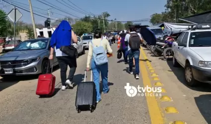 Movilizaciones magisteriales paralizaron el Aeropuerto Internacional de Oaxaca.