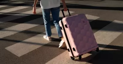 Mujer con maleta