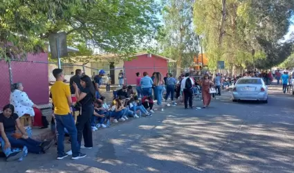 Fila de votantes en casilla especial cercana a la Central de Autobuses de Hermos