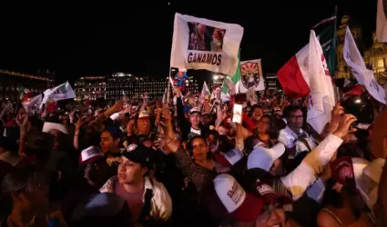 Simpatizantes de Morena, celebran en el Zcalo de la Ciudad de Mxico.
