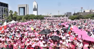 Concentracin de la "Marea Rosa" en la explanada del Museo de Historia en Monter