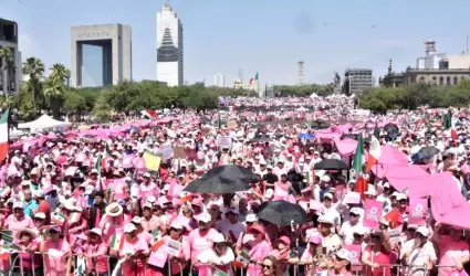 Concentracin de la "Marea Rosa" en la explanada del Museo de Historia en Monter