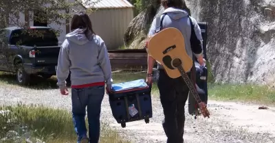 Personas cargando una hielera