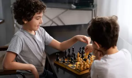 Nios jugando ajedrez