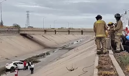 Mujer cae a canal pluvial