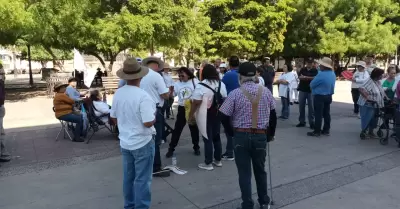 Jubilados y pensionados del Isssteson protestan en Palacio de Gobierno