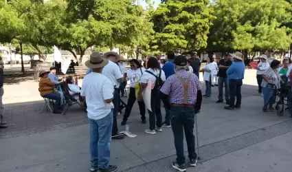 Jubilados y pensionados del Isssteson protestan en Palacio de Gobierno