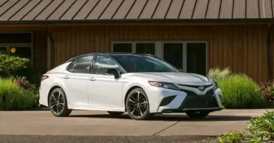 El Toyota Camry, un sedn mediano de Toyota, es adorado por su fiabilidad, tecno