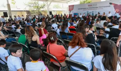 Entrega de uniformes escolares gratuitos