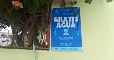 Pareja coloca termo para que las personas beban agua gratis