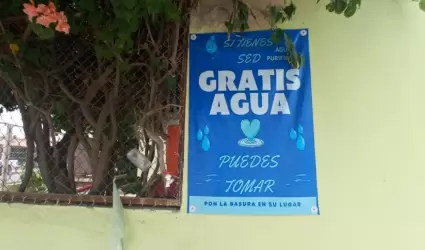 Pareja coloca termo para que las personas beban agua gratis