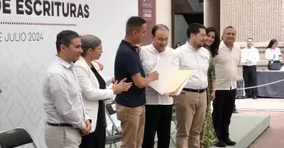 Entrega de escrituras a beneficiarios de crditos Infonavit