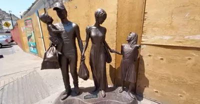 Escultura "compras en familia"