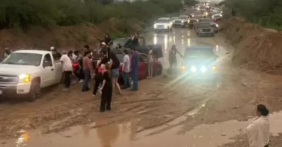 Cierre del pazo en carretera Nacozari- Agua Prieta por aumento de creciente