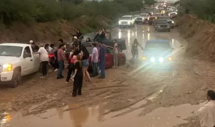 Cierre del pazo en carretera Nacozari- Agua Prieta por aumento de creciente