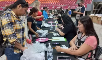 Entrega de uniformes escolares gratuitos