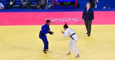 La judoca Prisca Awiti (azul) gana su combate ante Nigara Shaheen