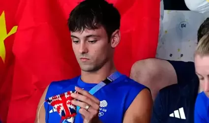 Tom Daley es captado tejiendo, en Pars