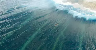 Hombre sobre una tabla de surf