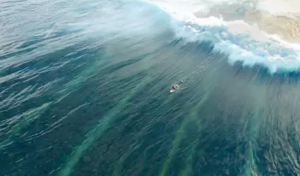 Hombre sobre una tabla de surf