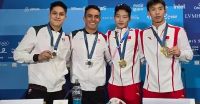 Clavadistas mexicanos junto a los chinos ganadores de medalla de oro