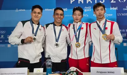 Clavadistas mexicanos junto a los chinos ganadores de medalla de oro