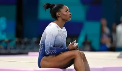 Simone Biles qued hasta el quinto puesto por una cada de la barra de equilibri