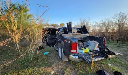 Camioneta abandonada tras enfrentamiento, en Sinaloa