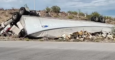 Muere chofer de trailer al volcarse en la carretera Guaymas-Hermosillo